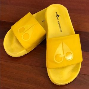 Moose Knuckles Logo Slides